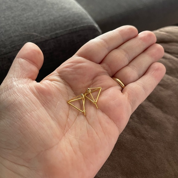 MODERN 3D TRIANGULAR PYRAMID STUD EARRING - Picture 3 of 4